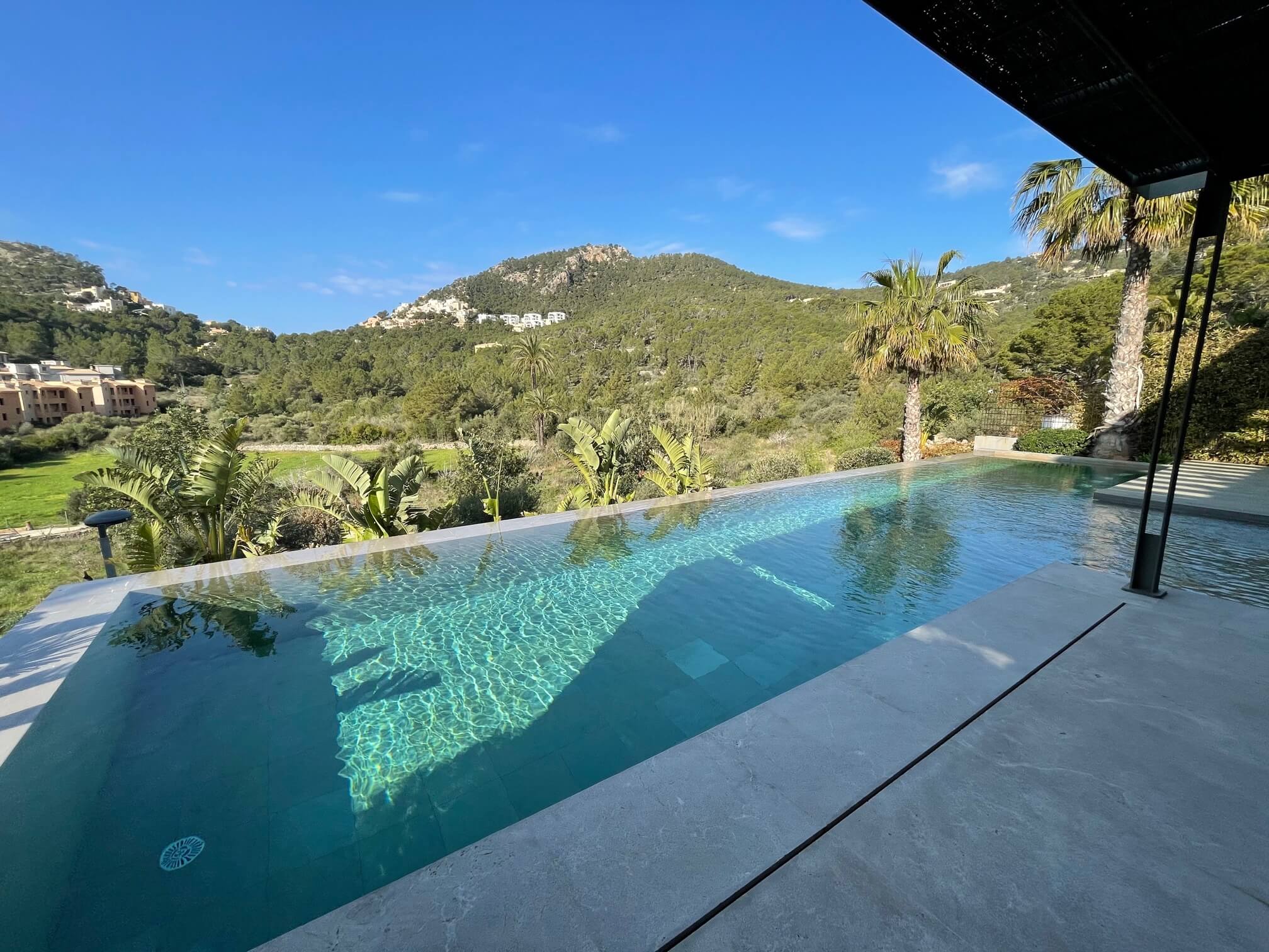 Piscina con vistas al paisaje mallorquín