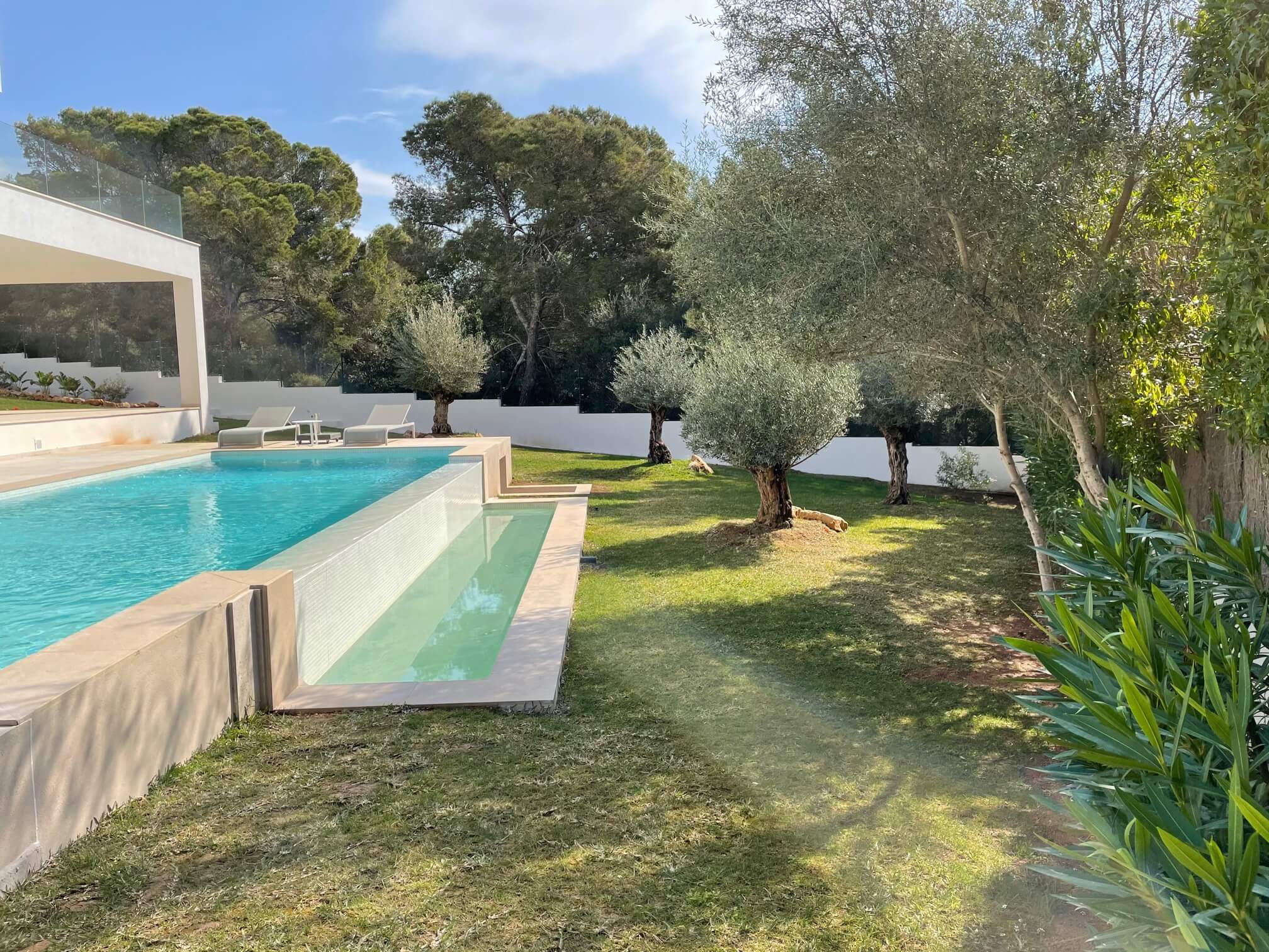 Jardin con piscina y arboles
