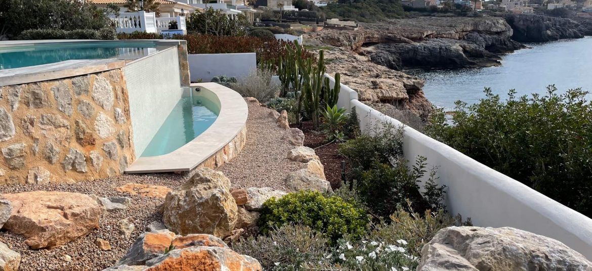 Jardin con vistas al mar y piscina en mallorca