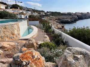 Jardin con vistas al mar y piscina en mallorca
