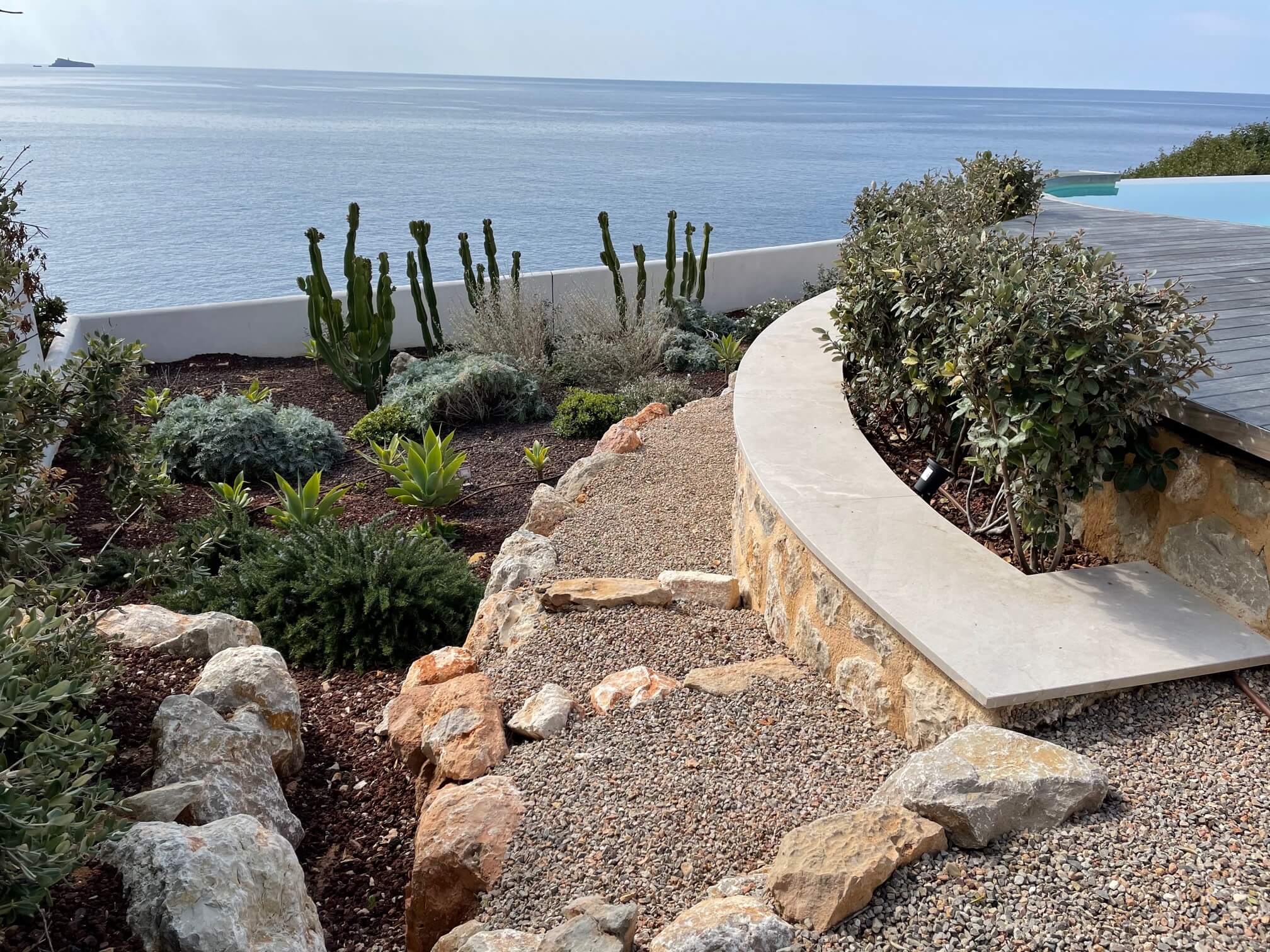 Jardin con vistas al mar y piscina en mallorca